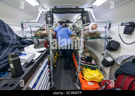 Lexington comté le personnel des services médicaux d'urgence de base sécurisé stagiaires dans des civières sur un bus de transport médical d'un grand nombre de blessés au cours de l'exercice à fort jackson de Columbia, s.c., 12 avril 2016. En cas d'urgence de plusieurs hôpitaux, services d'incendie et les organismes d'application de la loi de partout dans la région de la Colombie-Britannique a participé à la simulation de tir active-scénario. (U.s. Air National Guard tech sgt. Jorge intriago) Banque D'Images