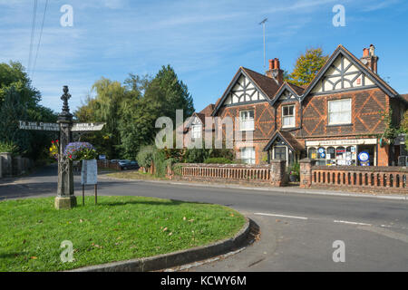 Le magasin du village dans le joli village de Albury à Surrey, UK Banque D'Images