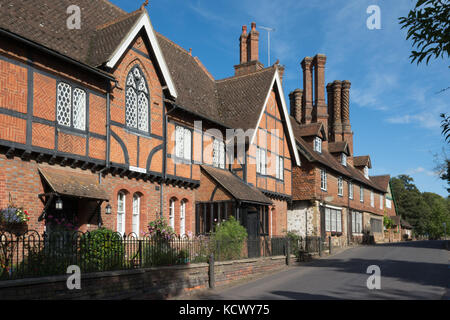 Le joli village de Albury à Surrey, Royaume-Uni. De vieux bâtiments avec des cheminées décoratives. Banque D'Images