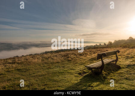Une des plus belles vues dans le Yorkshire, à la recherche d'un banc de Wharfedale dans un beau nuage inversion, Ilkley Moor, UK Banque D'Images