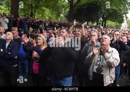 Des membres du groupe anti-extrémiste football Lads Alliance (FLA) et des fanatiques de football de tout le pays se sont réunis sur Park Lane à Londres pour manifester contre l'extrémisme, fermant la route à cinq voies à son train de véhicules habituel. Banque D'Images