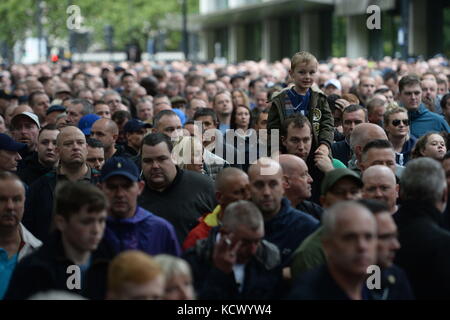 Des membres du groupe anti-extrémiste football Lads Alliance (FLA) et des fanatiques de football de tout le pays se sont réunis sur Park Lane à Londres pour manifester contre l'extrémisme, fermant la route à cinq voies à son train de véhicules habituel. Banque D'Images