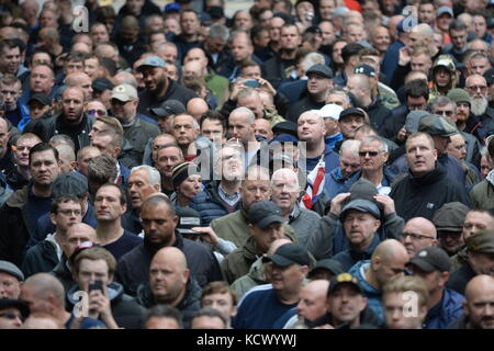 Des membres du groupe anti-extrémiste football Lads Alliance (FLA) et des fanatiques de football de tout le pays se sont réunis sur Park Lane à Londres pour manifester contre l'extrémisme, fermant la route à cinq voies à son train de véhicules habituel. Banque D'Images