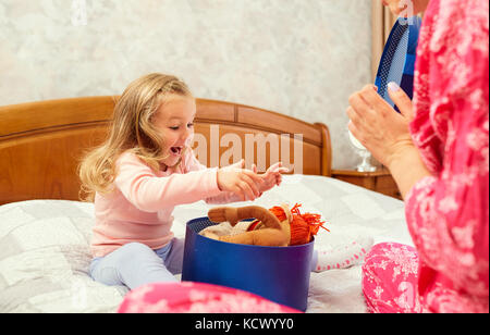 Un cadeau dans la boîte pour une petite fille. Banque D'Images