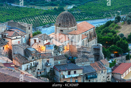 Sunrise vieille 20/410 famos calabria - vue sur le village, dans le sud de l'Italie. Banque D'Images