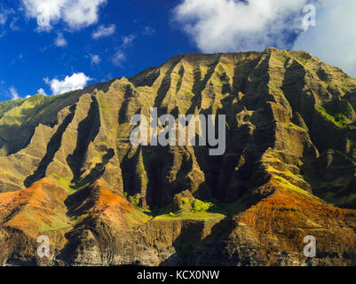 Vue sur kauai côte de Na Pali, prises d'un bateau. Banque D'Images