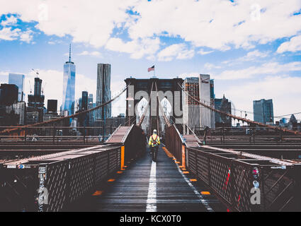 Travailleur sur le pont de Brooklyn Banque D'Images