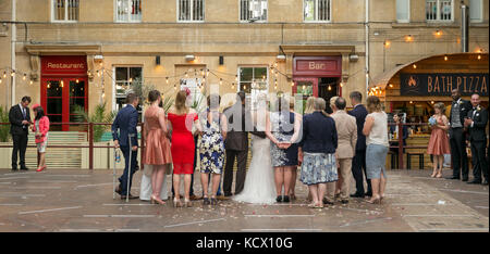 L'arrière de la partie de mariage photographié alors que d'autres invités du mariage d'oeil sur, Bath, Royaume-Uni Banque D'Images