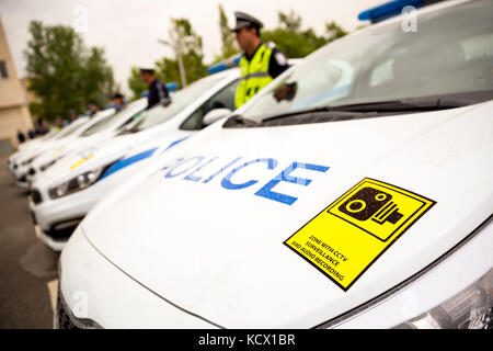 Les agents de police se placer à côté de leurs nouvelles voitures de patrouille dans le ministère de l'intérieur au cours d'une cérémonie montrant les nouveaux véhicules de surveillance et audio. Banque D'Images