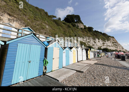 Cabanes de plage sur la plage de galets en dessous de la falaise blanche, Beer, Devon, Angleterre, Royaume-Uni, Europe Banque D'Images