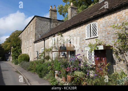 Gamme de chalets traditionnels en pierre, Bells, Somerset, Angleterre, Royaume-Uni, Europe Banque D'Images