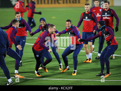 De gauche à droite, Gary Cahill, Harry Winks, Ryan Bertrand, Jordan Henderson, Jake Livermore, Eric Dier, John Stones, Daniel Sturridge et Harry Maguire pendant la séance d'entraînement au stade LFF, Vilnius. Banque D'Images