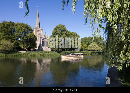L'église Holy Trinity (lieu de sépulture de Shakespeare) sur la rivière Avon avec bateau d'excursion, Stratford-upon-Avon, Warwickshire, Angleterre, Royaume-Uni, Europe Banque D'Images