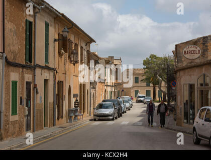 Voitures garées dans la rue, santanyi, Majorque, îles Baléares, Espagne. Banque D'Images
