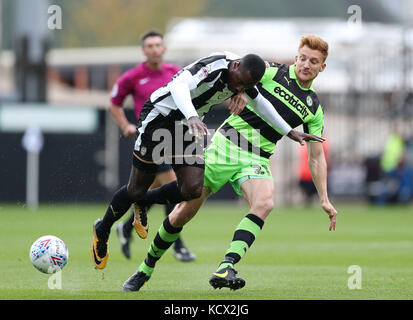 Jonathan forte du comté de Notts et Forest Green Rovers Mark Roberts lors du match à Meadow Lane, Nottingham. Banque D'Images