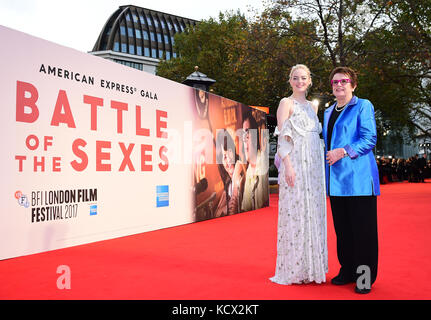 Emma Stone et Billie Jean King assistent à la première de la bataille des sexes qui s'est tenue à Odeon Leicester Square, Londres. Date de la photo: Samedi 7 octobre 2017. Le crédit photo devrait se lire comme suit : Ian West/PA Wire Banque D'Images