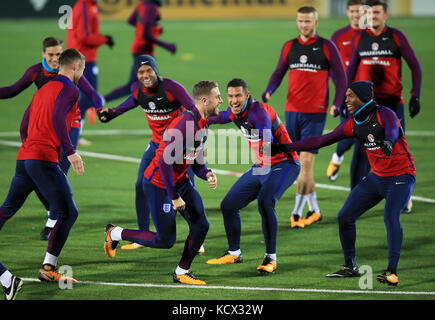 De gauche à droite, Harry Winks, Gary Cahill, Ryan Bertrand, Jordan Henderson, Jake Livermore, Eric Dier, John Stones, Daniel Sturridge et Harry Maguire pendant la séance d'entraînement au stade LFF, Vilnius. Banque D'Images