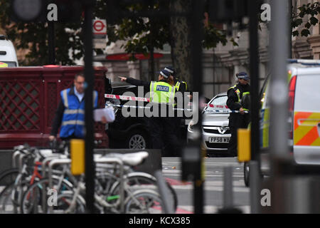 La police sur les lieux d'exposition sur la route de Londres, après que plusieurs personnes aient été blessées après qu'une voiture ait été labourée dans des personnes à l'extérieur du Musée d'Histoire naturelle. Banque D'Images