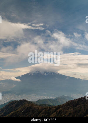 Le Mont Fuji, vu depuis le sommet d'une montagne en face de Yamanashi. Banque D'Images