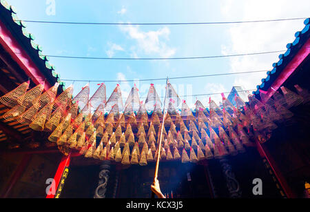 Encens en spirale au temple Thien Hau à Ho Chi Minh Ville, Vietnam Banque D'Images