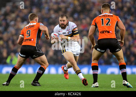 (Gauche-droite) Paul McShane de Castleford Tigers, Stevie Ward de Leeds Rhinos et Mike McMeeken de Castleford Tigers lors de la finale de la Super League de Betfred à Old Trafford, Manchester. Banque D'Images