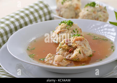 Bavarois délicieux Soupe aux dumplings de bacon Banque D'Images