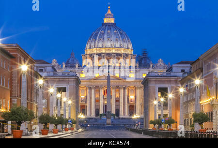 La basilique Saint Pierre de Rome, la nuit. Banque D'Images