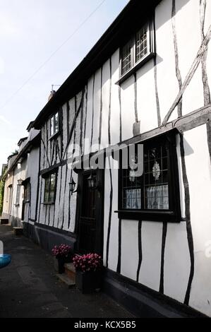 Tudor Cottage, l'orge, Hertfordshire, est un bâtiment en bois debout à côté d'une chaumière. Banque D'Images