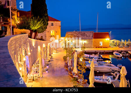 Ville de bol, sur l''île de Brac waterfront au soir Voir région de la Croatie, Dalmatie Banque D'Images