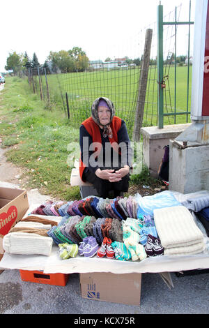 Photo d'un kravari, macédoine. 8 octobre 2016- les femmes âgées la vente de chaussettes faites à la main sur la route près de la frontière entre la Grèce et la Macédoine, près de l'e Banque D'Images