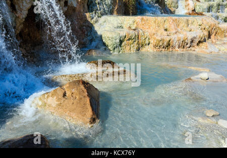 Natural spa avec des cascades et des sources chaudes de Saturnia thermes, Grosseto, Toscane, Italie Banque D'Images