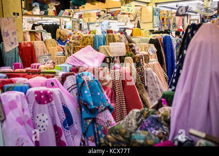 Vendeur, magasin de tissus, dans le marché de Warorot (Talat Warorot) à Chiang Mai, Thaïlande Banque D'Images