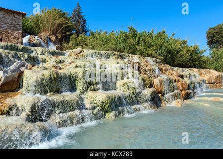 Natural spa avec des cascades et des sources chaudes de Saturnia thermes, Grosseto, Toscane, Italie. Banque D'Images