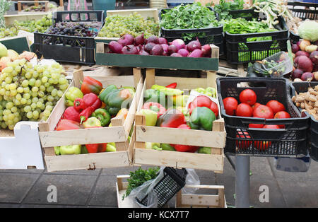 Aliments biologiques frais vendus sur des piles de cageots du marché Banque D'Images