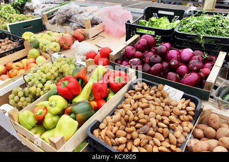 Marché vert avec plein de caisses de fruits et légumes Banque D'Images