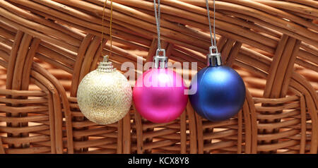 Photo d'une boule de noël sur un panier en osier Banque D'Images