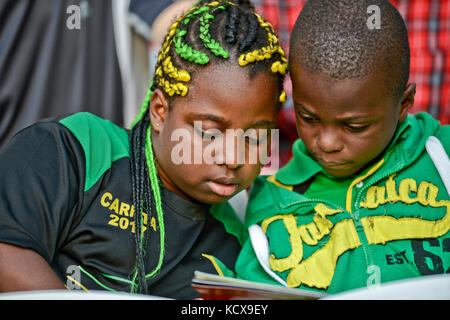 Jamaican kids lecture à un stade Banque D'Images