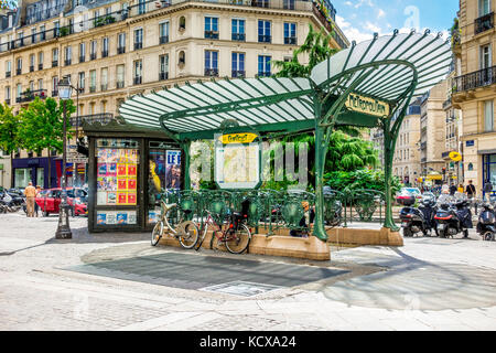 Hector Guimard original d'entrée Art Nouveau du métro Parisien au Châtelet à Paris, France. Banque D'Images