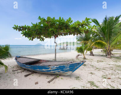 Vieux bateau sur la plage. Banque D'Images