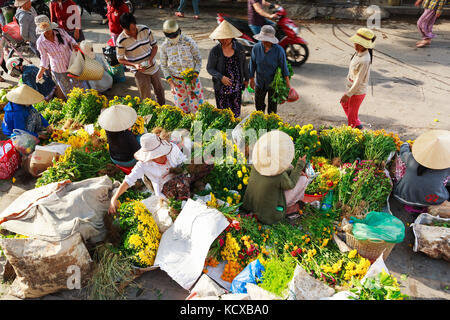 Les vendeurs de fleurs au marché de hoi An dans l'ancienne ville de Hoi An, Quang Nam, Vietnam. Hoi An est reconnu comme site du patrimoine mondial par l'unesco. Banque D'Images