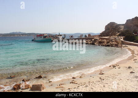 Une plage vide avec de l'eau bleu cristal sur l'île de Spargi, Sardaigne. Banque D'Images