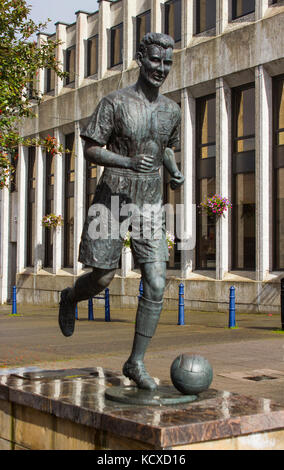 La statue de Bertie Peacock footballeur international et manager de l'Irlande du Nord dans le diamant dans le centre-ville de Coleraine. Bertie a joué pour Coler Banque D'Images