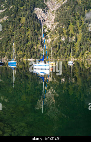 Mist, montagnes, voiliers et yachts dans le soleil du matin reflète dans la calme surface du lac Achensee en automne, Tyrol, Autriche Banque D'Images