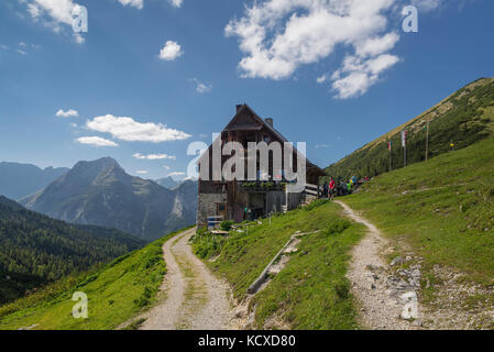 Plumsjoch cabane alpine devant le panorama de la chaîne de montagnes Karwendel au soleil d'automne, Tyrol, Autriche Banque D'Images