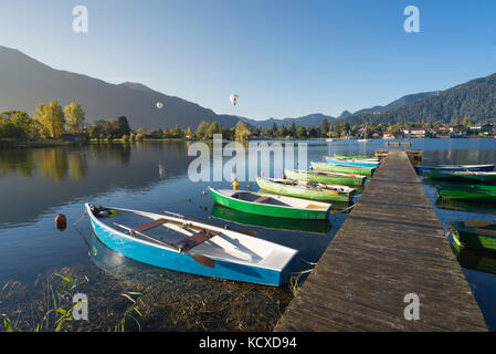 Les pilotes de ballons à air chaud au-dessus de rottach egern au village de lac de Tegernsee dans les montagnes bavaroises et dans le soleil du matin, Bavière, Allemagne Banque D'Images