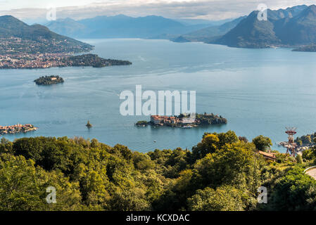 Vue de haut niveau de l'isola dei pescatori, Isola Madre et Isola Bella sur le lac Majeur, en Italie, du téléphérique de Mottarone Banque D'Images