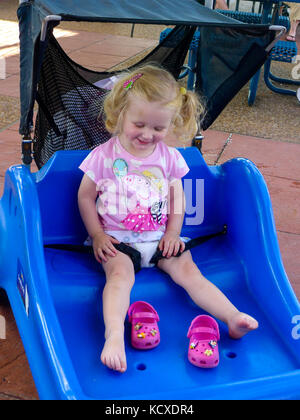 Enfant souriant assis dans le parc th me poussette double buggy