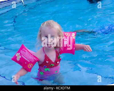 Une Petite Fille Avec Des Brassards Natation Dans La Piscine Photo Stock Alamy