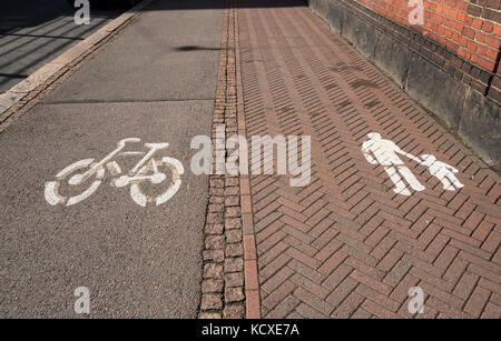 Piste cyclable et sentier pédestre signe Banque D'Images