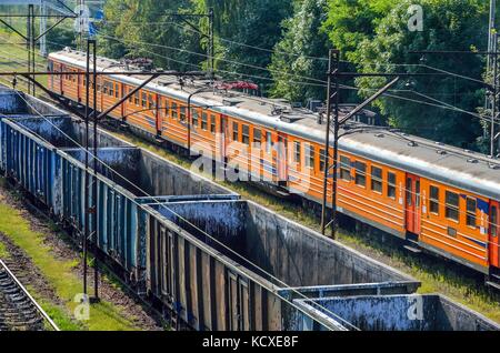 Kraków, Pologne - 19 août 2017 : le transport et train de voyageurs à la gare de Kraków, Pologne. Banque D'Images